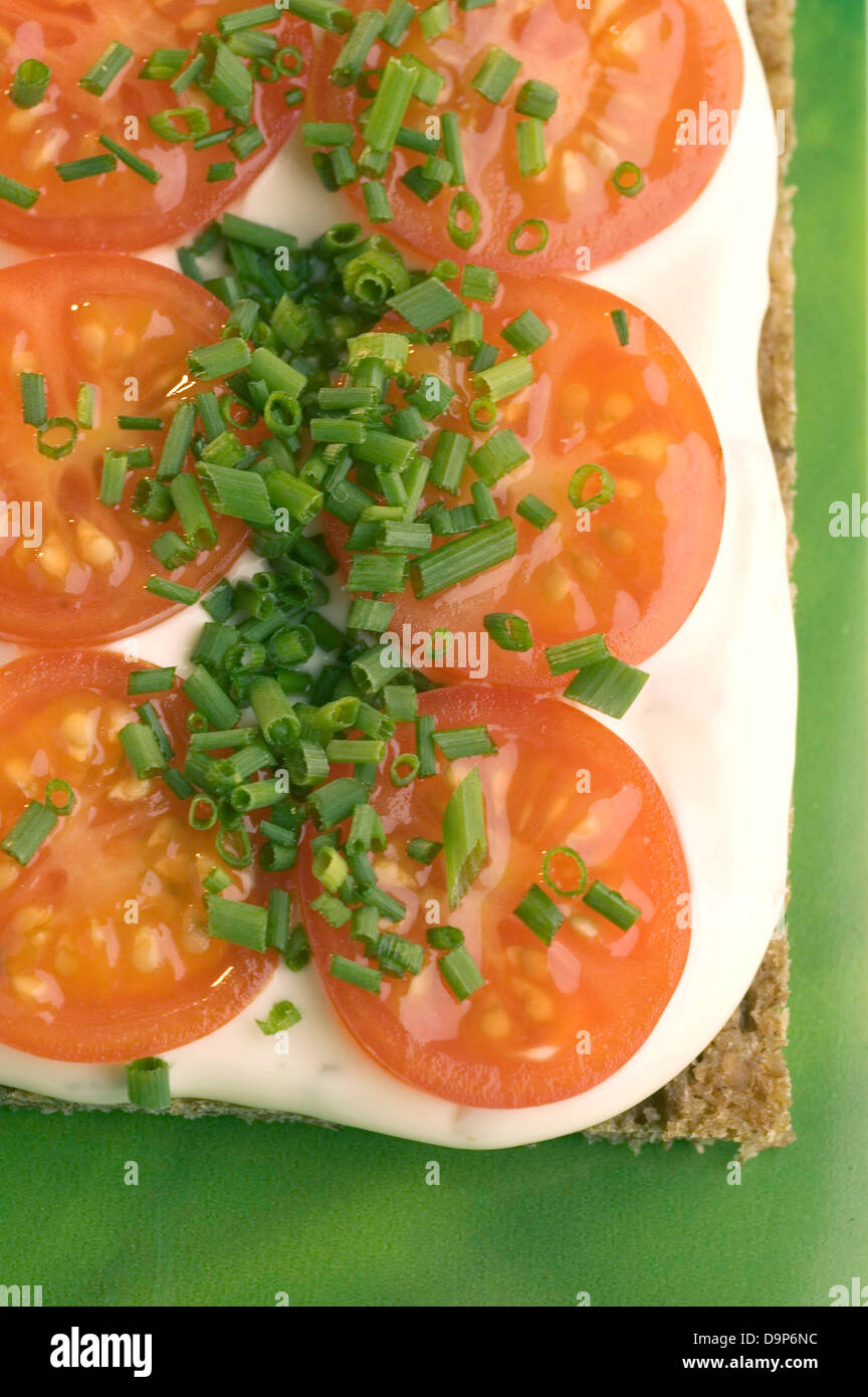Knäckebrot mit Frischkäse, Tomaten und Schnittlauch Stock Photo