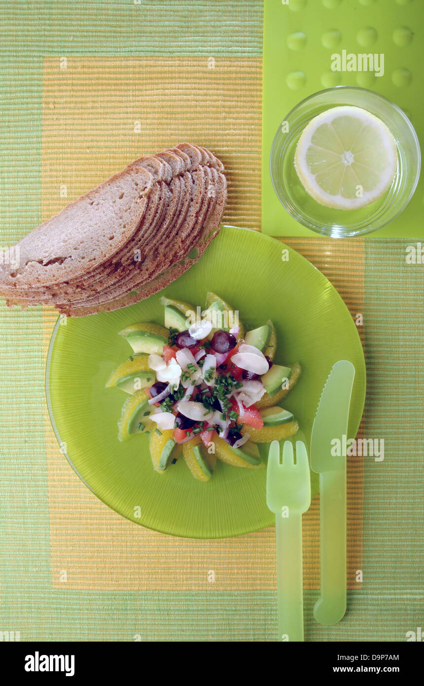 Salat mit Avocado, Brot und Wasser Stock Photo