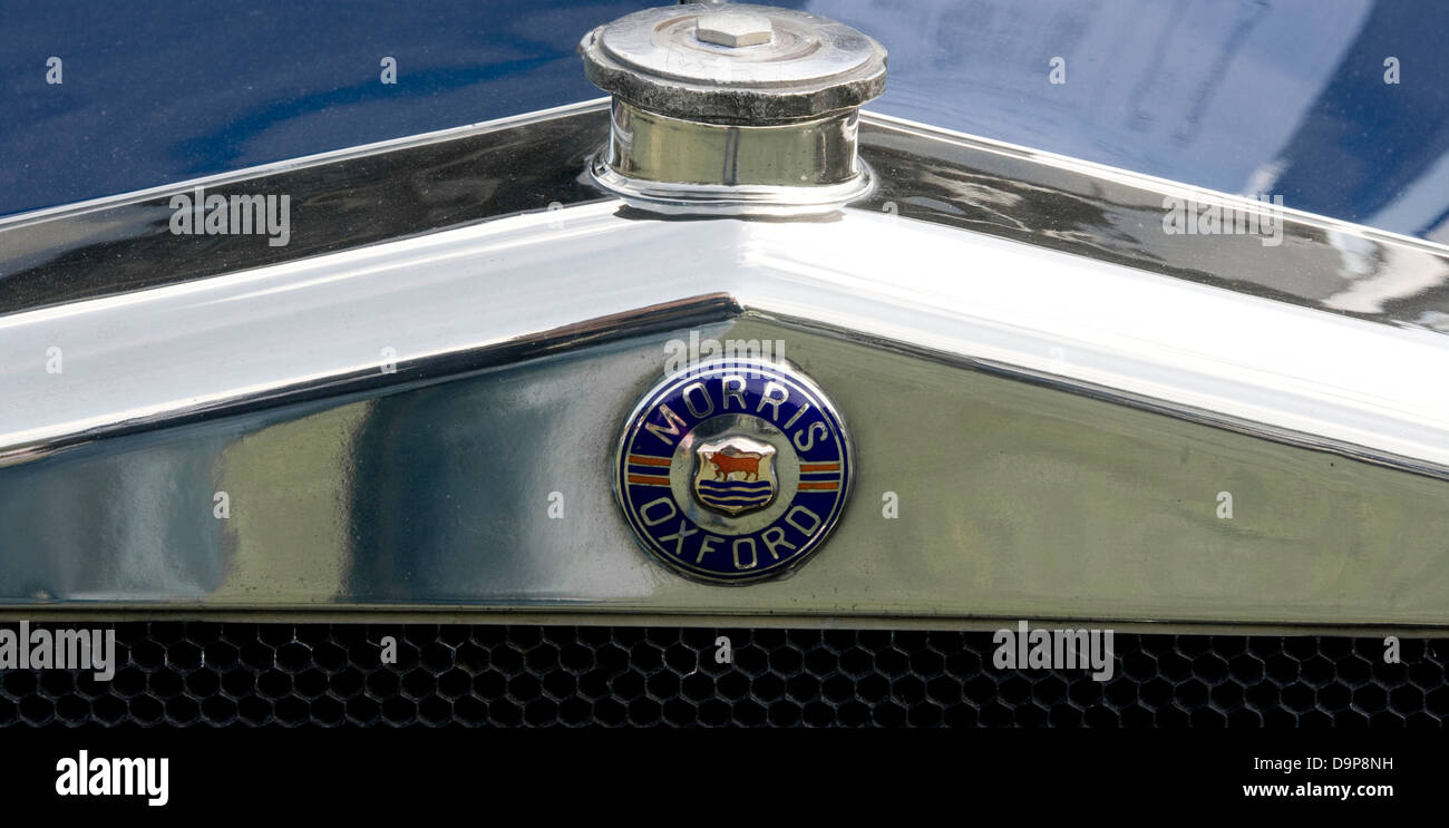 1928 Morris Oxford vintage classic car badge logo marque brand motif and radiator cap Stock Photo
