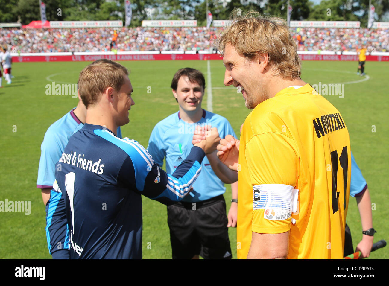 Basketball player Dirk Nowitzki (R), German national goalkeeper Manuel