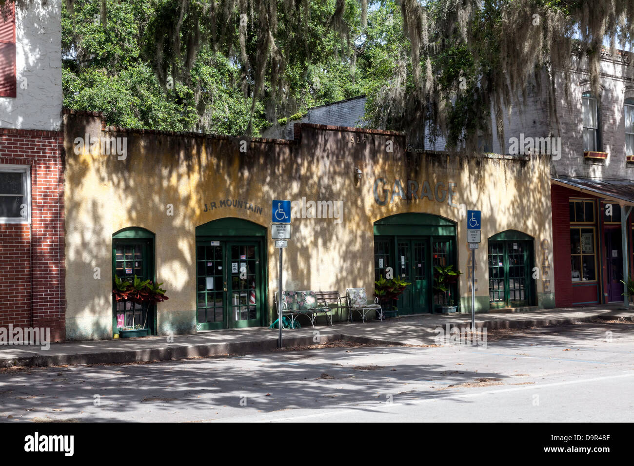 Picturesque former garage and cafe converted into an antique shop in the historic district of Micanopy, Florida. Stock Photo