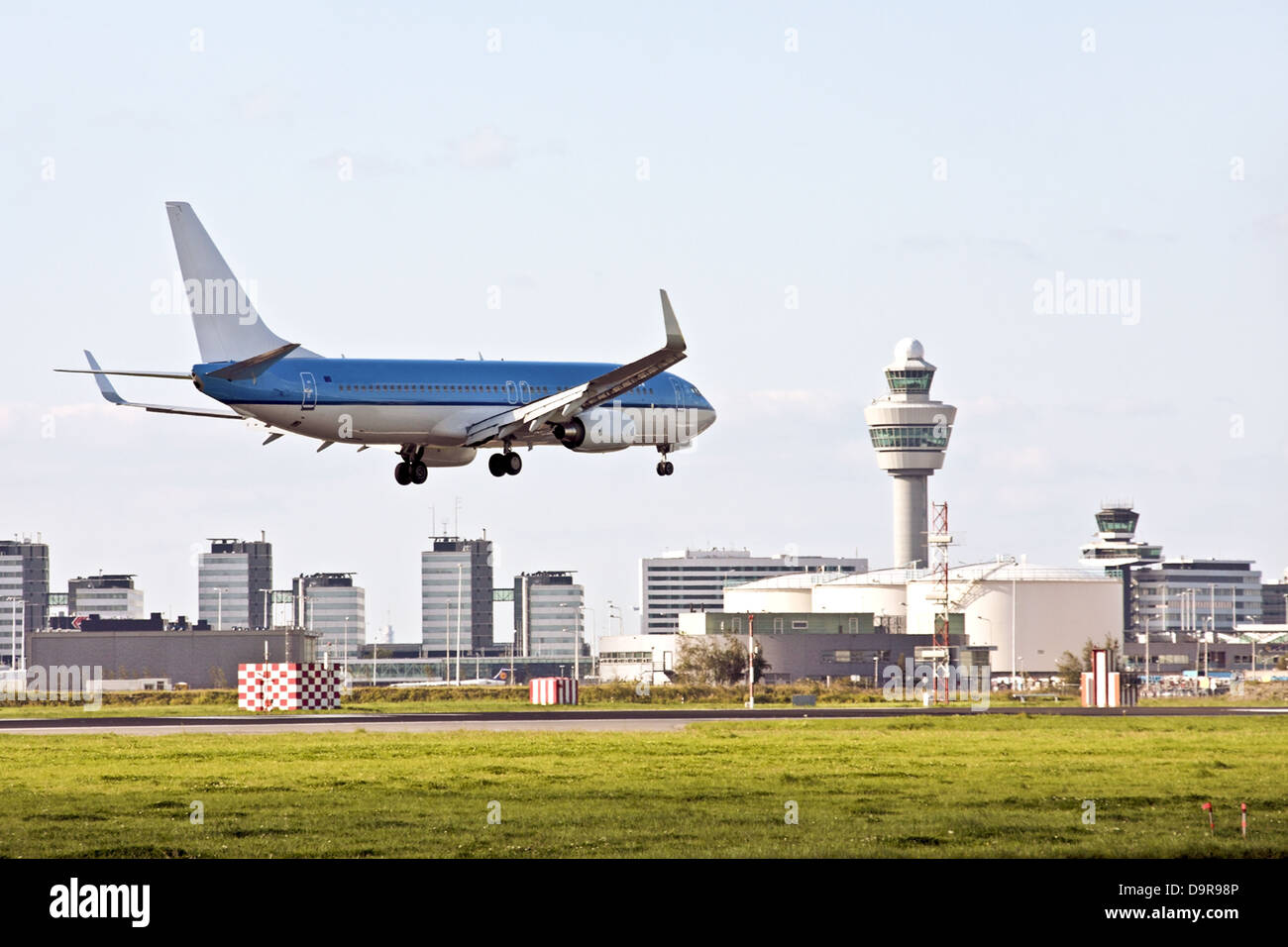 Airplane arriving airport hi-res stock photography and images - Alamy