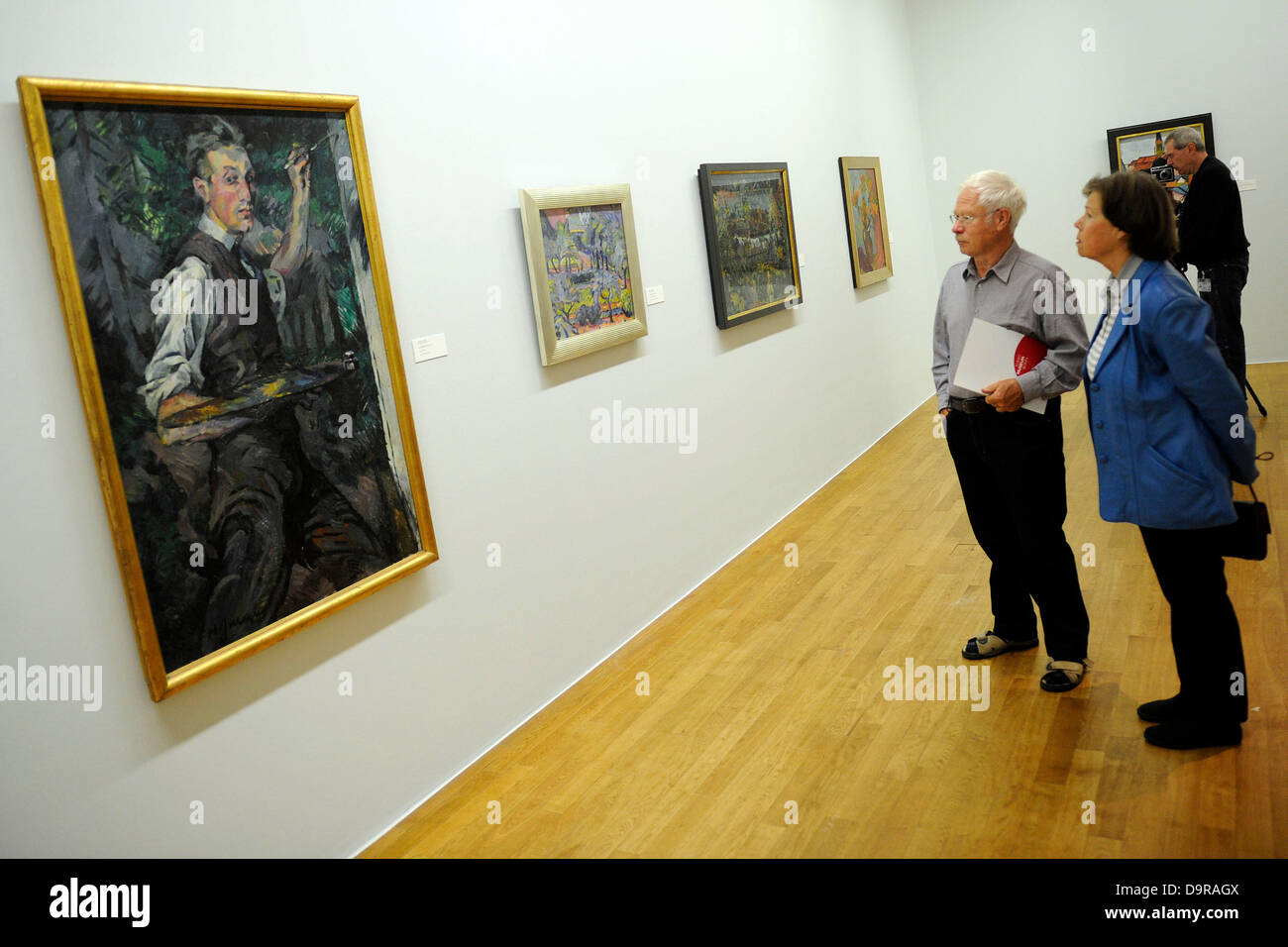 A visitors stand in front of the painting 'Self-Portrait' by Franz M. Jansen at Art Museum Bonn in Bonn, Germany, 25 June 2013. The art museum will show an exhibition titled 'An expressionist summer - Bonn 1913' on the occasion of the 100th anniversary of an exhibition of Rhenish expresisonists originally curated by Macke from 27 June 2013. Photo: MARIUS BECKER Stock Photo