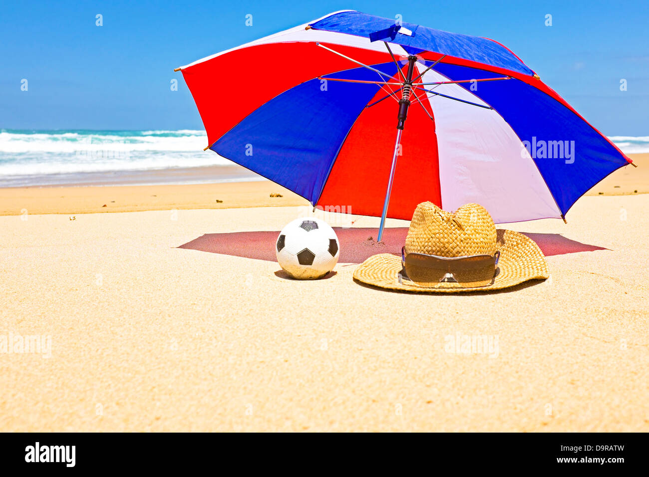 Straw hat, sunglasses and parasol at the beach Stock Photo - Alamy