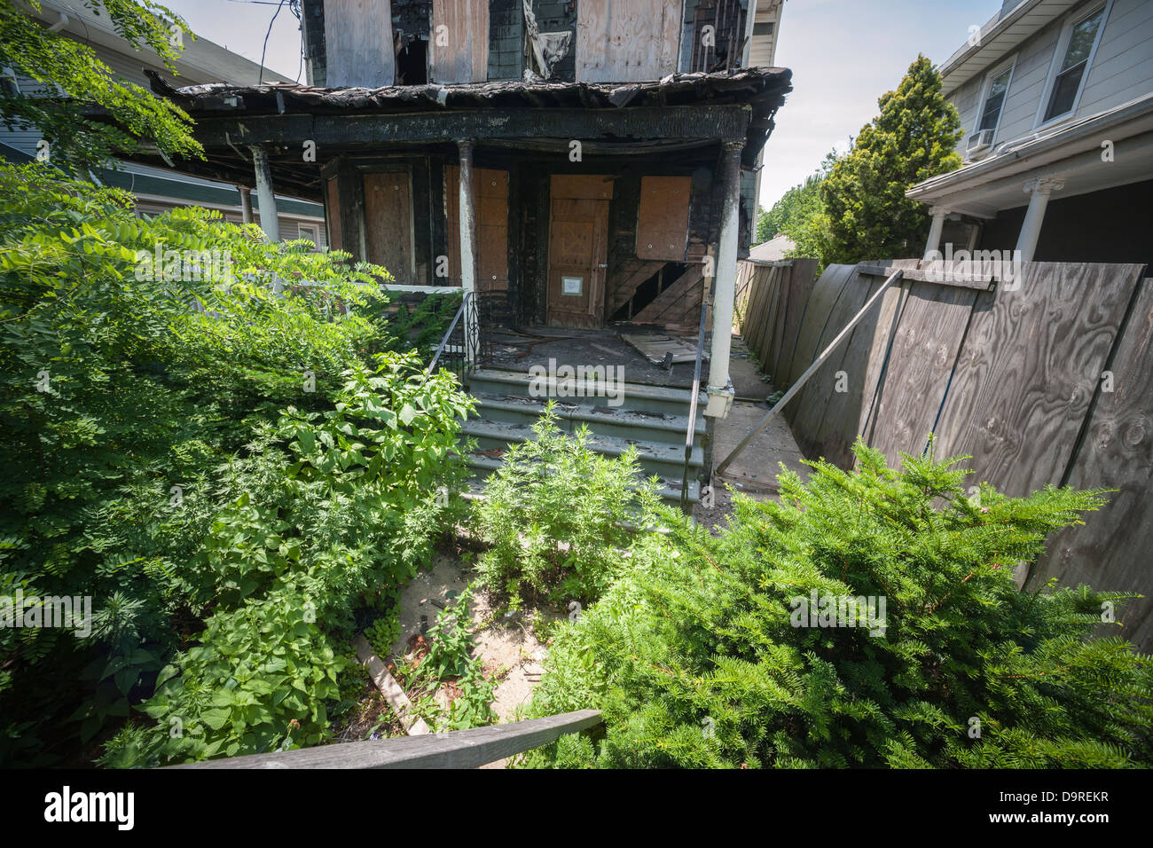 dilapidated-home-in-the-flatlands-neighborhood-of-brooklyn-in-new-york-stock-photo-alamy