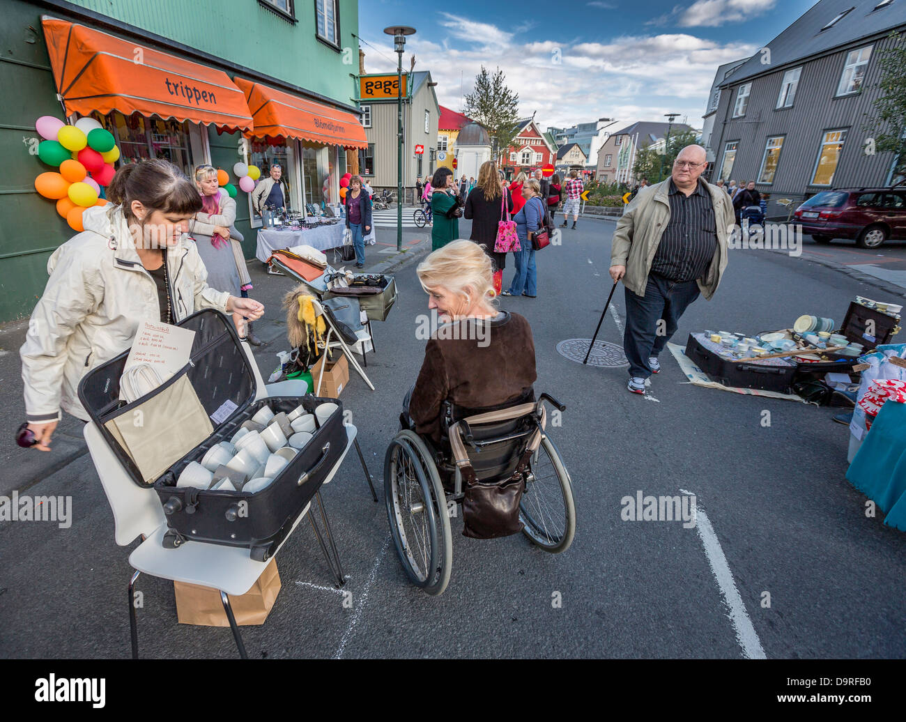 Street scene people selling items hi-res stock photography and images -  Alamy