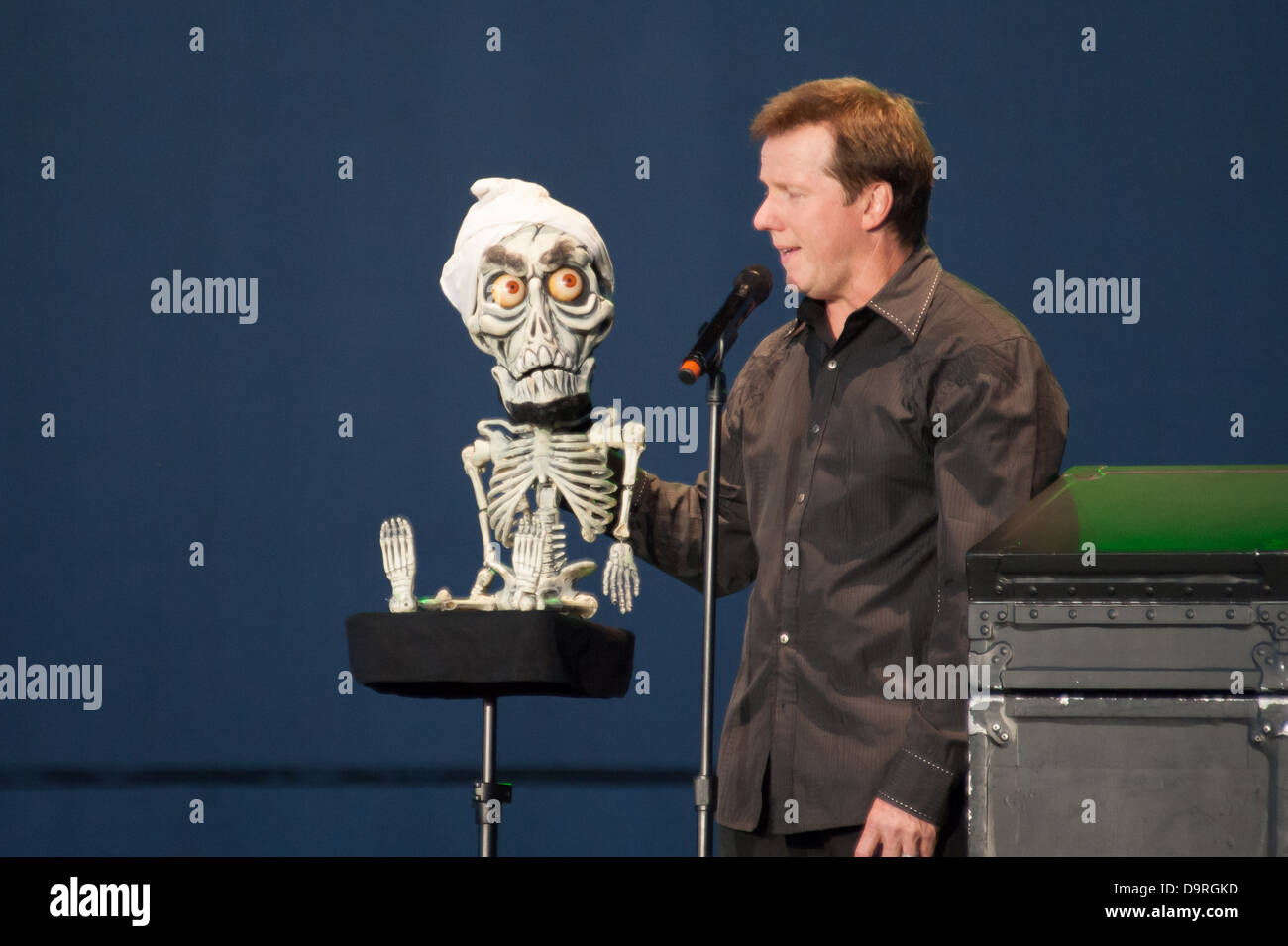 Ventriloquist High Resolution Stock Photography and Images Alamy