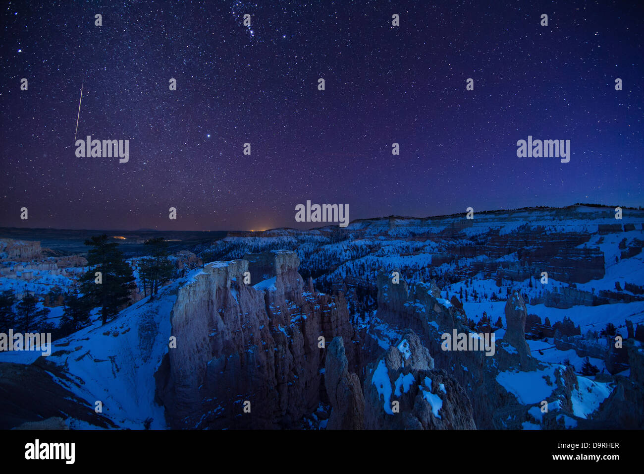 a shooting star in the night sky over the Amphitheatre, Bryce Canyon, Utah, USA Stock Photo