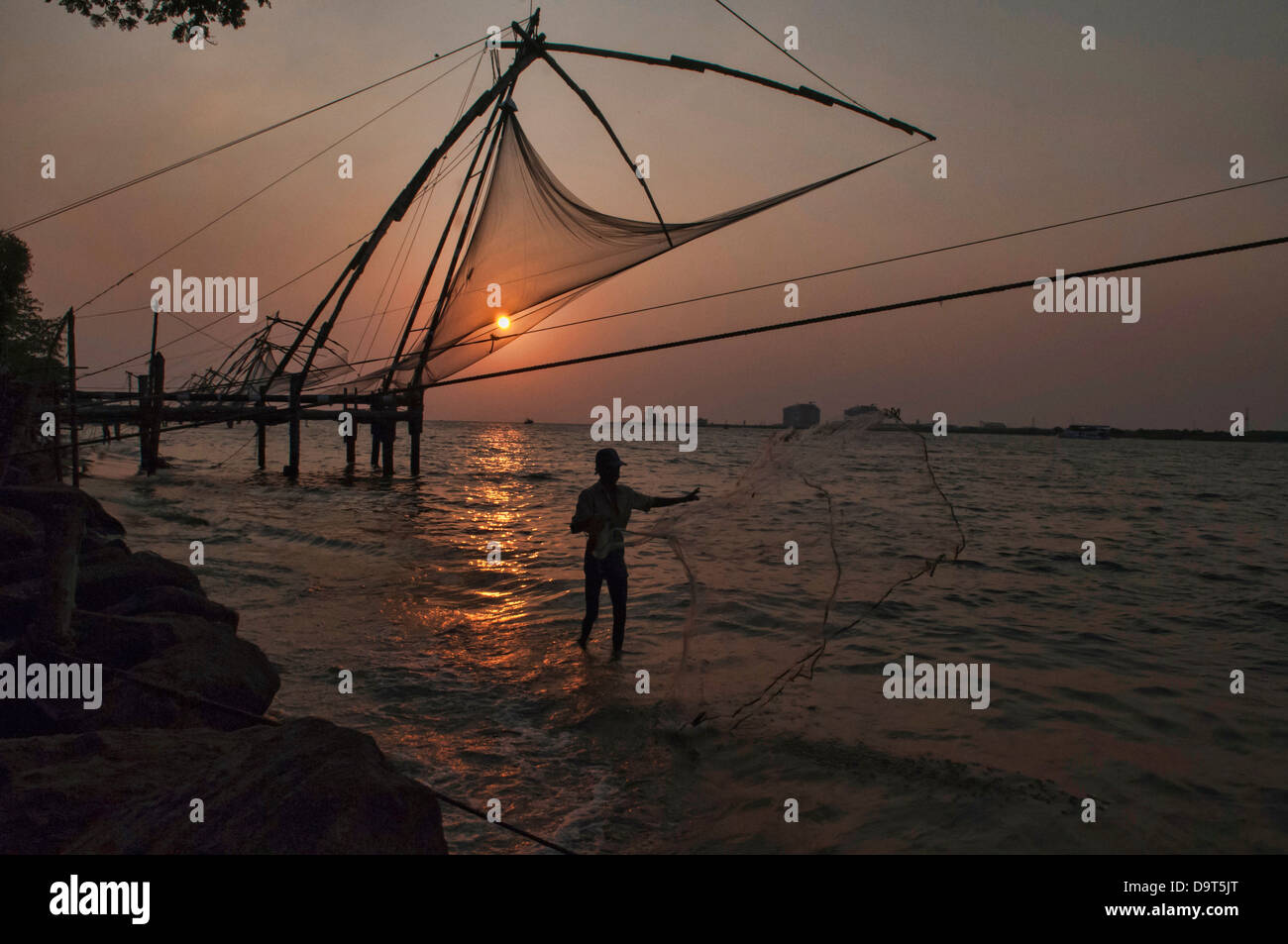 Fort kochi chinese fishing nets hires stock photography and images Alamy
