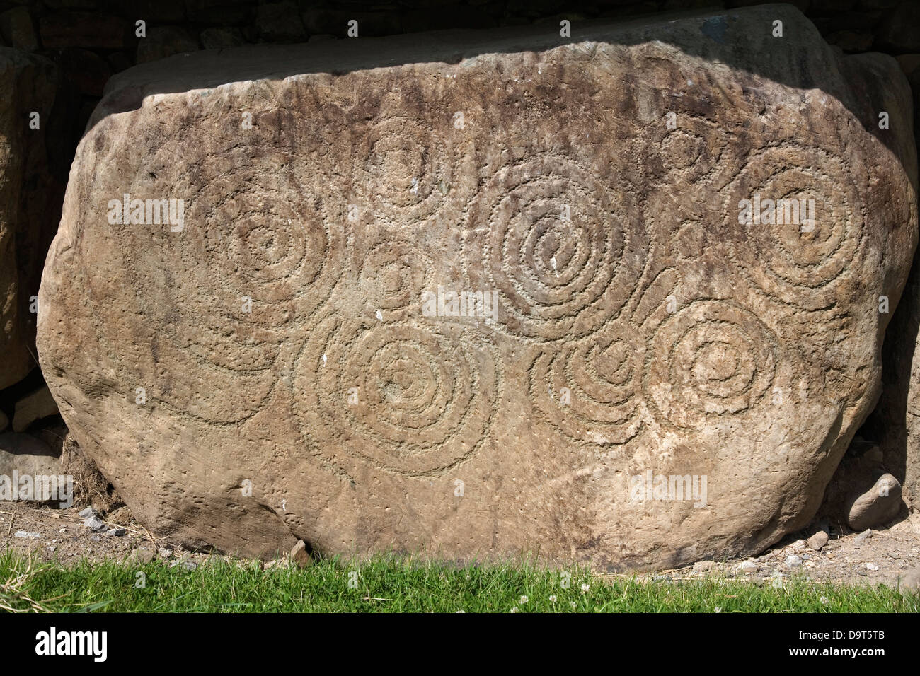Megalithic art. Knowth passage tomb Brú na Bóinne. County Meath, Ireland Stock Photo