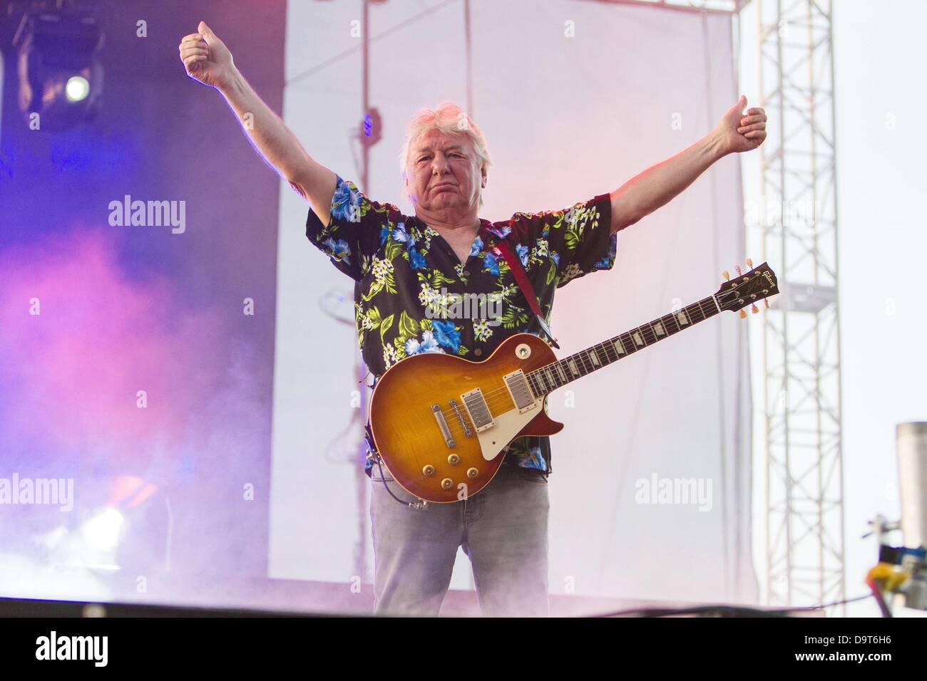 June 25, 2013 - Del Mar, California, USA - Guitarist MICK RALPHS ...
