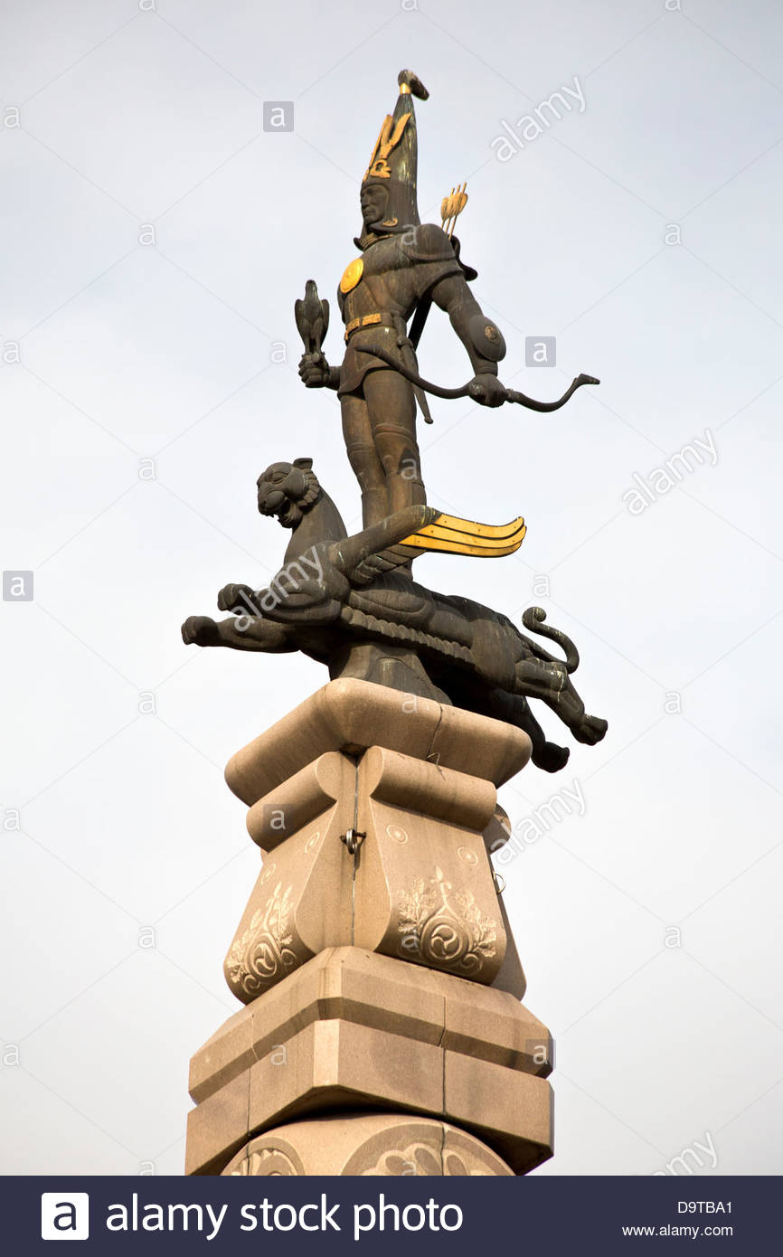 Монумент золотой человек Алматы