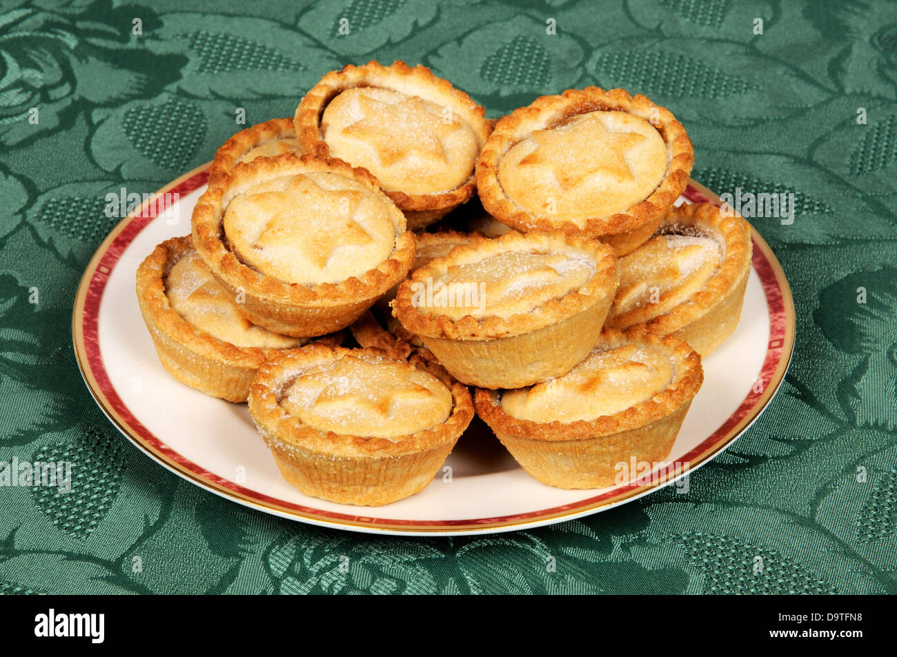Traditional English mince pies on a plate Stock Photo Alamy