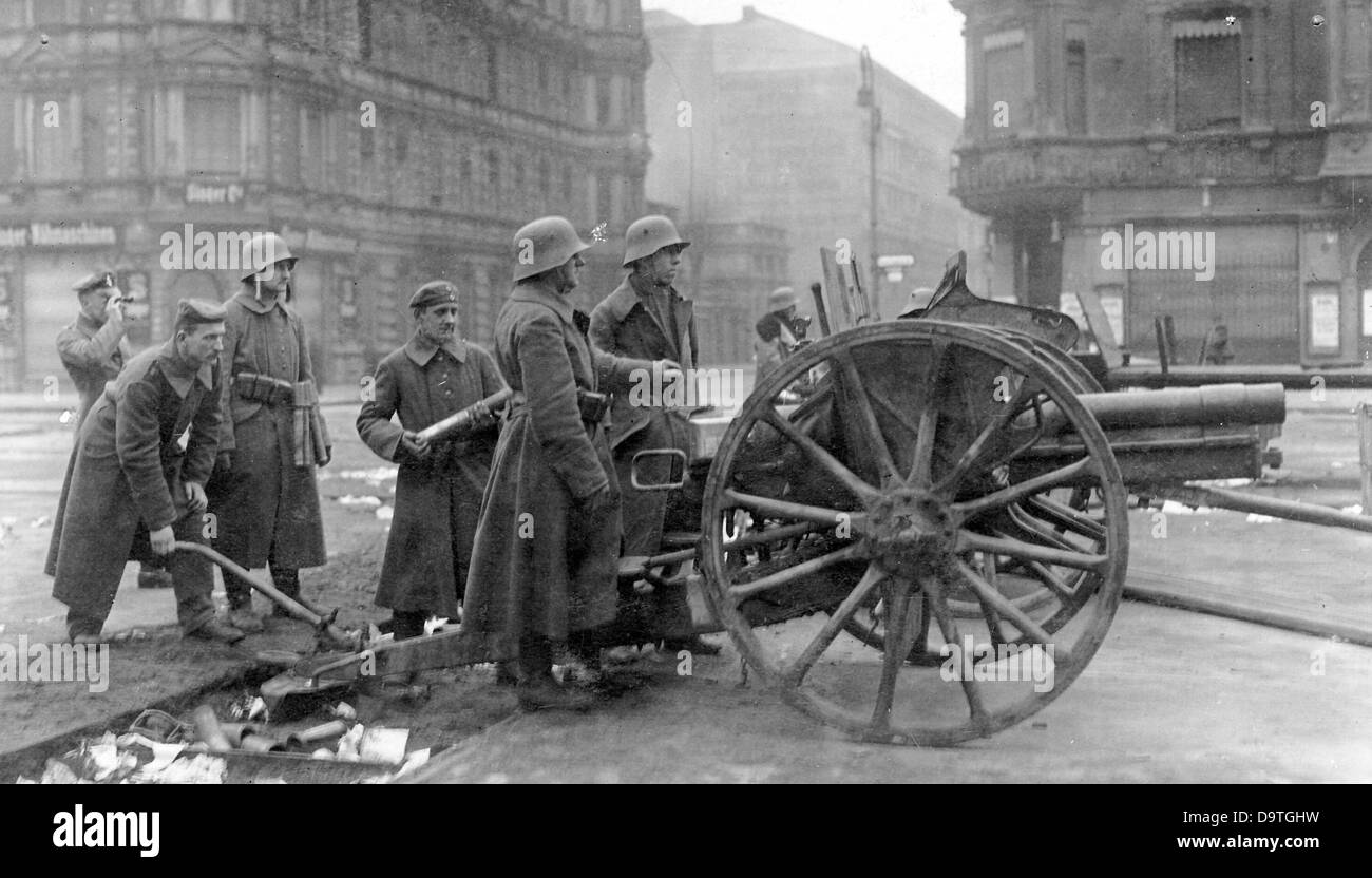 German Revolution 1918/1919: An artillery post of government troops is ...