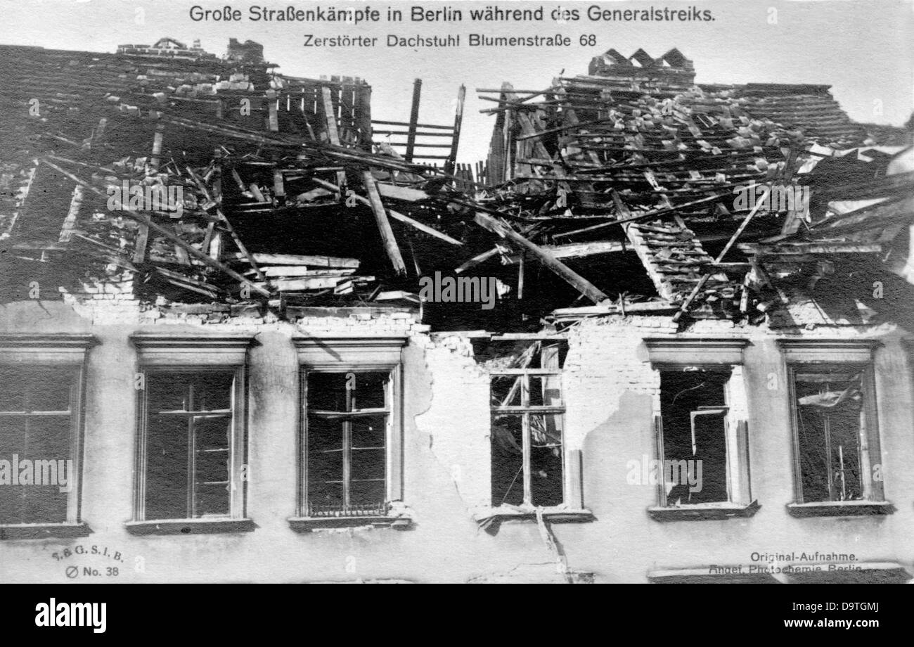 German Revolution 1918/1919: View f a heavily destroyed house in Blumenstrasse 68 near Frankfurter Allee (today: Karl-Marx-Strasse) in Berlin, Germany, during the street fights of the Märzkämpfe ('March Fights' - fights which ensued from nationwide demonstrations of workers for the revolutionary cause) in 1919. Fotoarchiv für Zeitgeschichte Stock Photo