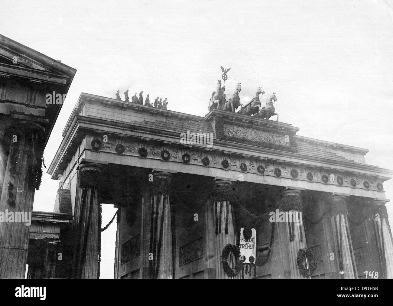 German Revolution 1918/1919: Government troops guard the Brandenburg Gate in Berlin in January 1919. Fotoarchiv für Zeitgeschichte Stock Photo