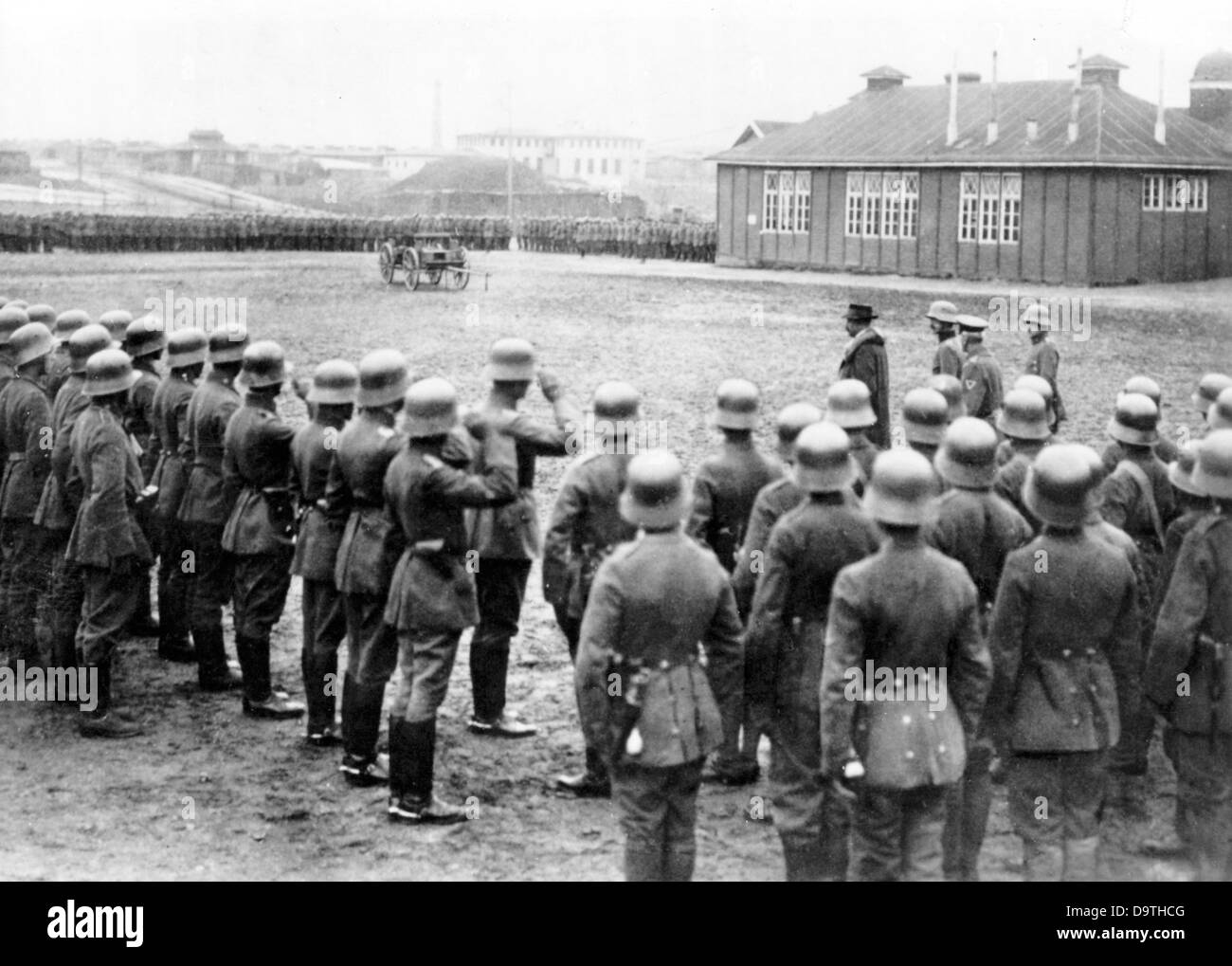 German Revolution 1918/1919: Minister of Defense Gustav Noske visits the Freikorps, troops that were loyal to the government, in January 1919. Fotoarchiv für Zeitgeschichte Stock Photo
