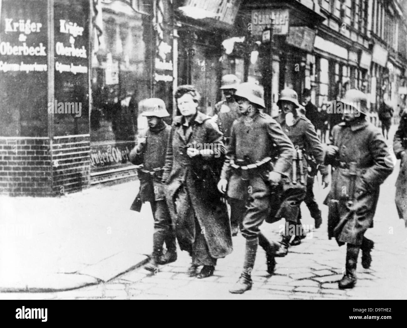 German Revolution 1918/1919: Arrest of a spartacist through government soldiers in Berlin in late 1918. Fotoarchiv für Zeitgeschichte Stock Photo