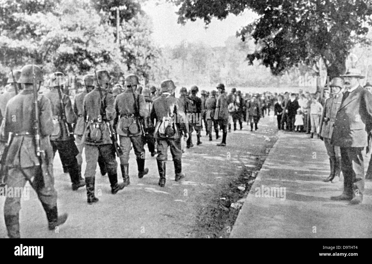 German Revolution 1918/1919: Voluntary formations of government troops march past Gustav Noske in early 1919. Fotoarchiv für Zeitgeschichte Stock Photo