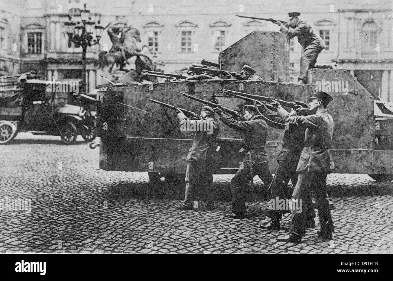 German Revolution 1918/1919: Revolutionary soldiers are pictured in an armored vehicle with weapons in the backyard of the occupied Berlin Palace in November 1918. Fotoarchiv für Zeitgeschichte Stock Photo