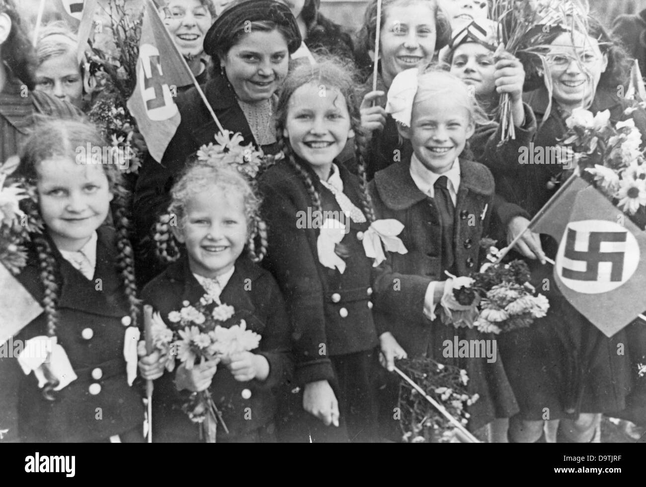Children with swastika flags welcome the chairman of the civil administration in Lorraine, Josef Bürckel, at his arrival in Metz, in the former German part of Lorraine, on 24 September 1940. Fotoarchiv für Zeitgeschichte Stock Photo