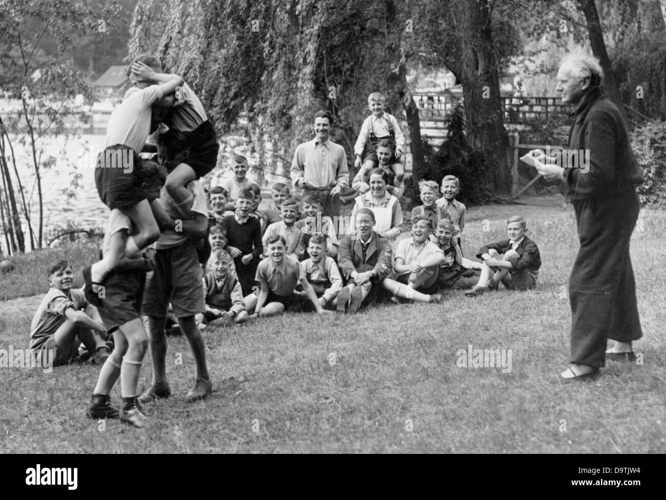 Children are fighting for the first place in games on horseback, as guests of the 'Reichsbund of large families of Germany for the protection of families' (RdK), in May 1938. Fotoarchiv für Zeitgeschichte Stock Photo
