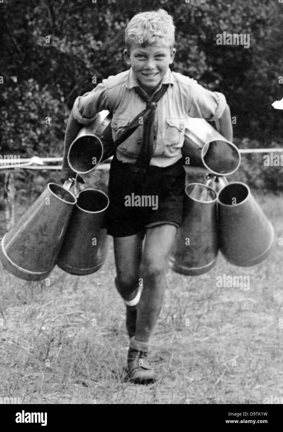 Everyday life at a holiday camp. A boy of the German Youth is carrying cans from the field kitchen, in June 1939. Fotoarchiv für Zeitgeschichte Stock Photo