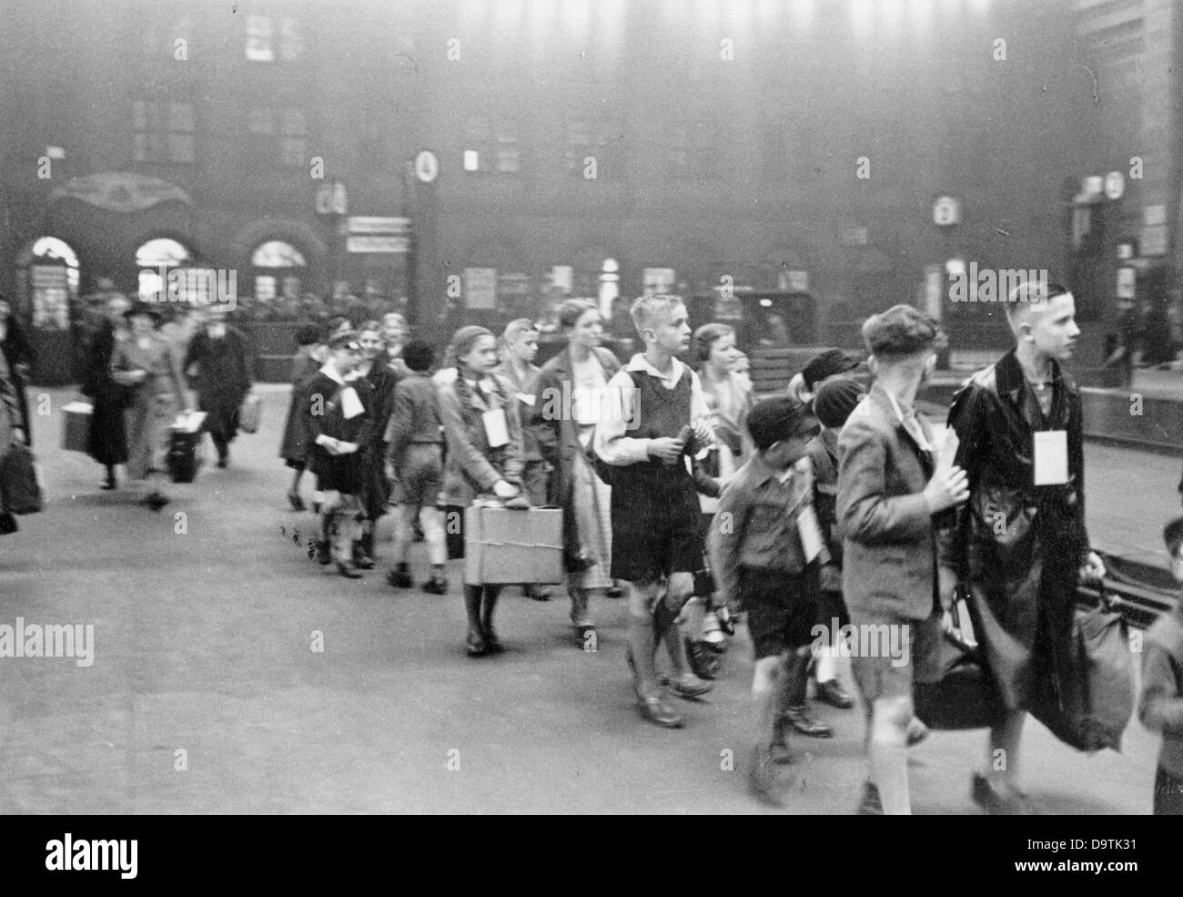 Girls and boys, at the Leipzig main station, on their way to a children and youth rest home of the National Socialist People's Welfare (NSV). Date unknown. Fotoarchiv für Zeitgeschichte Stock Photo