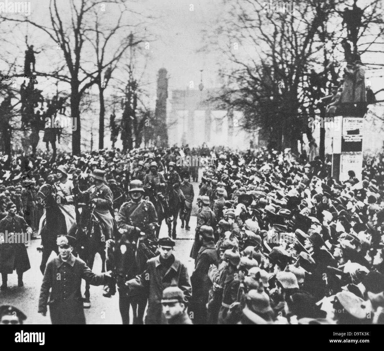 A guard battalion coming home from the front are pictured marching through Brandenburg Gate at Unter den Linden in Berlin, Germany, 10 December 1918. Fotoarchiv für Zeitgeschichte Stock Photo