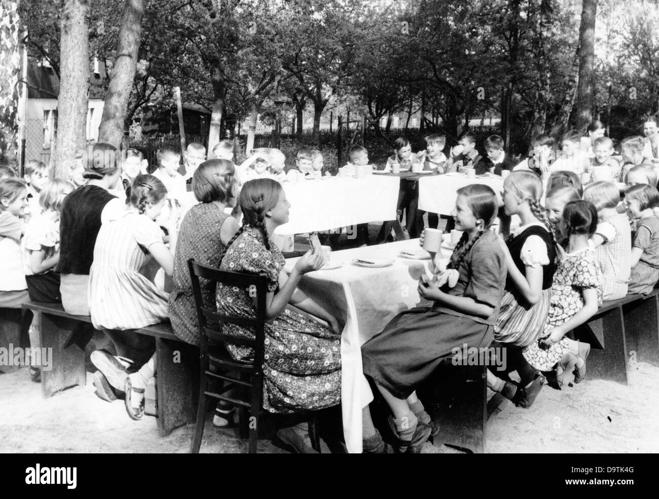 Girls and boys drinking coffee in a children and youth rest home of the National Socialist People's Welfare (NSV) in Saxony. Location and date unknown. Fotoarchiv für Zeitgeschichte Stock Photo
