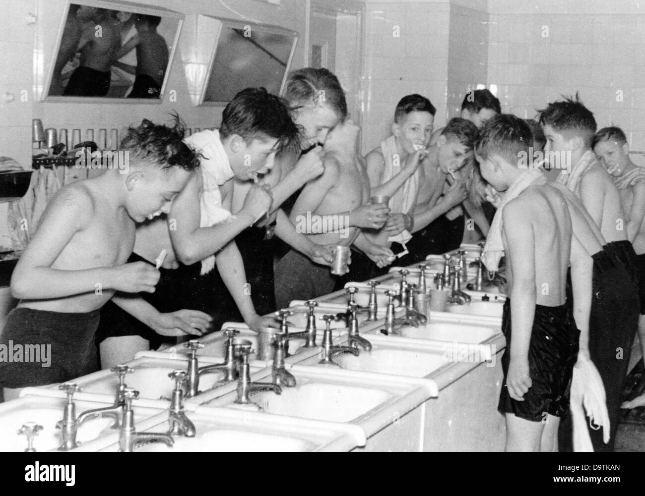 Boys are brushing their teeth at a Children's Evacuation Program camp. Date and place unknown. Fotoarchiv für Zeitgeschichte Stock Photo