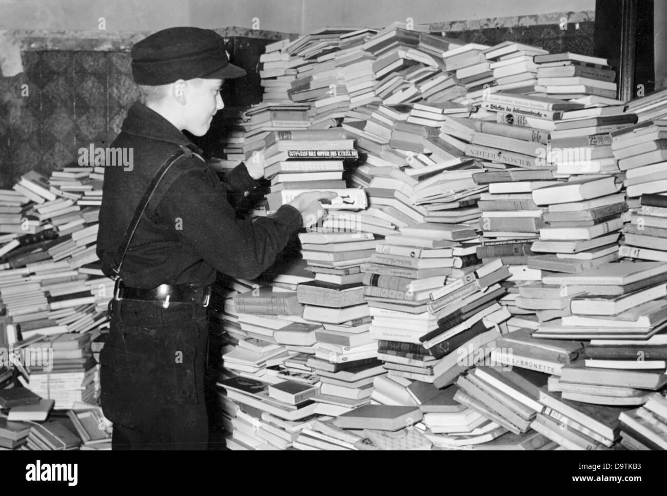 Book donations for soldiers are pictured on the Eastern Front - the Nazi Propaganda! on the back of the image is dated 1 November 1941: 'Book donations for our brave soldiers. In the Reich capital, a voluntary book donation for our brave soldiers was carried out on Sunday (2.11.41), and, as it was expected, a good result was achieved. Many soldiers will be especially happy! A part of the book donations, which this Pimpf has collected diligently going upstairs and downstairs.' Photo: Berliner Verlag/Archiv Stock Photo