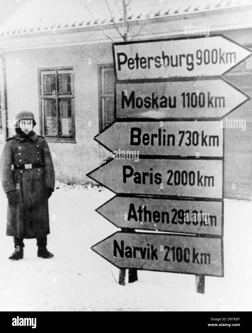WW2 photo German soldiers at direction and distance post in Germany WW2 photo German soldiers at direction and distance post in Germany