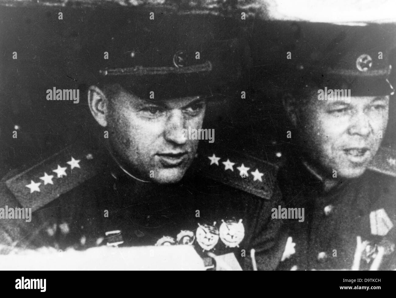 Soviet Generals Nicolai Vatutin (r), commander of the Voronezh Front, and Konstantin Rokossovsky, Commander of the Central Front, during the Battle of Kursk in 1943. The attack, the so-called 'Operation Citadel', was the last major offensive operation of the German Wehrmacht against the Soviet Union and took place between 5 and 16 July 1943. Fotoarchiv für Zeitgeschichte Stock Photo