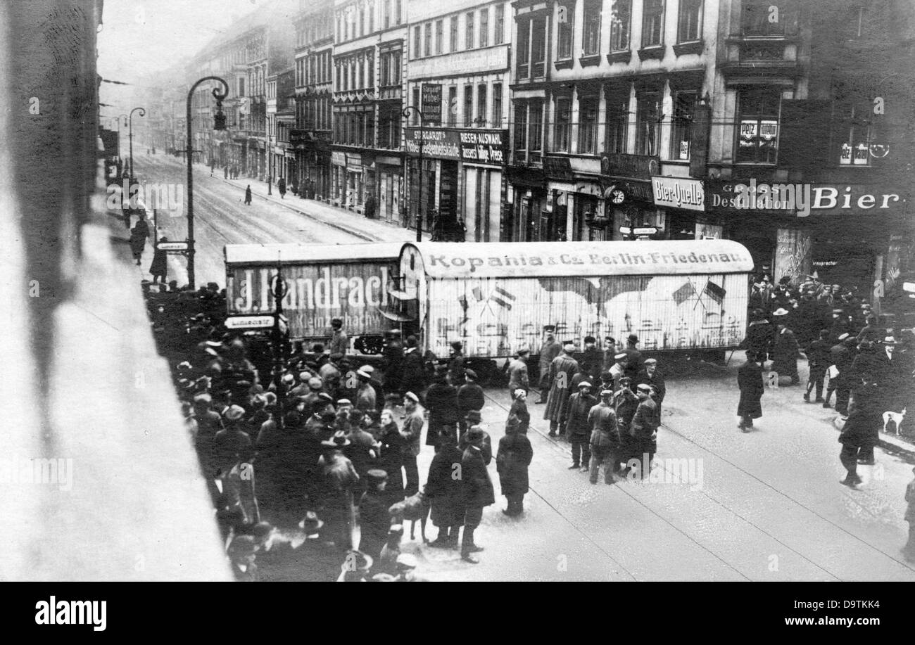 German Revolution 1918/1919: Spartacists are pictured behind a barricade in Prenzlauer Strasse (today: Karl-Liebknecht-Strasse) in Berlin, Germany, during street fights. Date unknown. Fotoarchiv für Zeitgeschichte Stock Photo