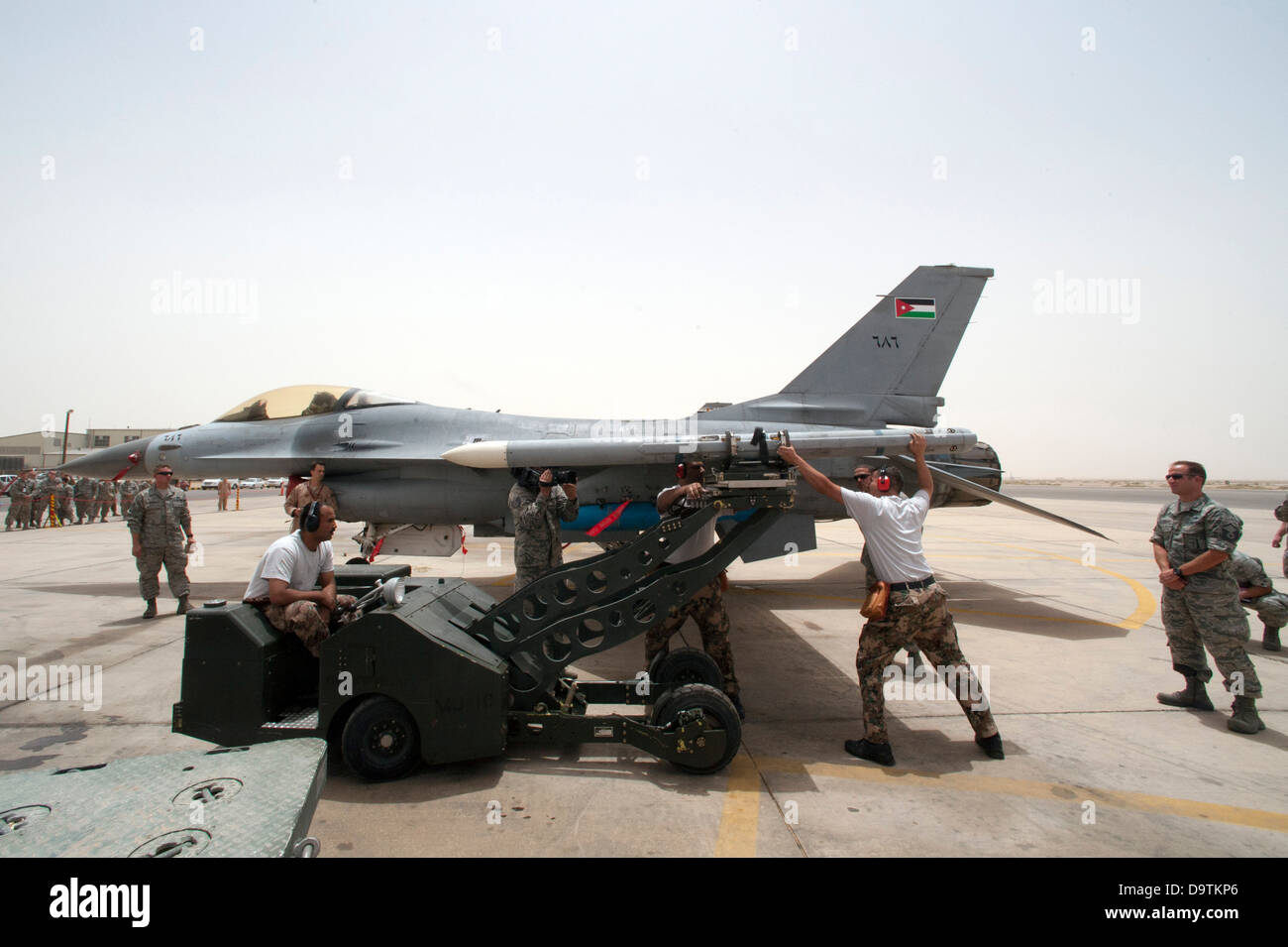 during-a-practice-munitions-loading-competition-the-jordanian-air-D9TKP6.jpg