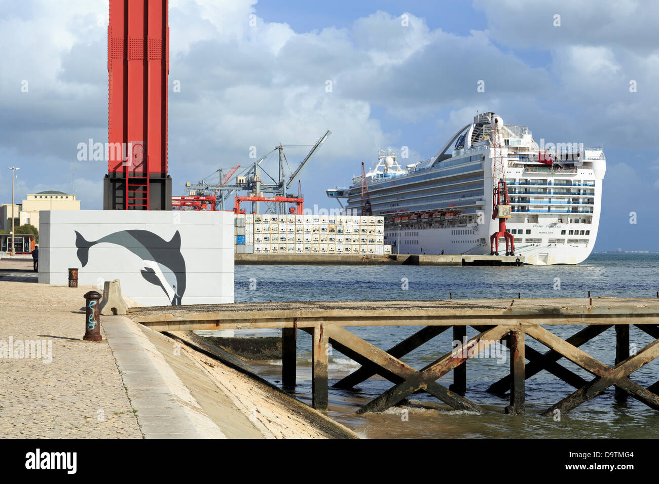 cruise ship dock lisbon