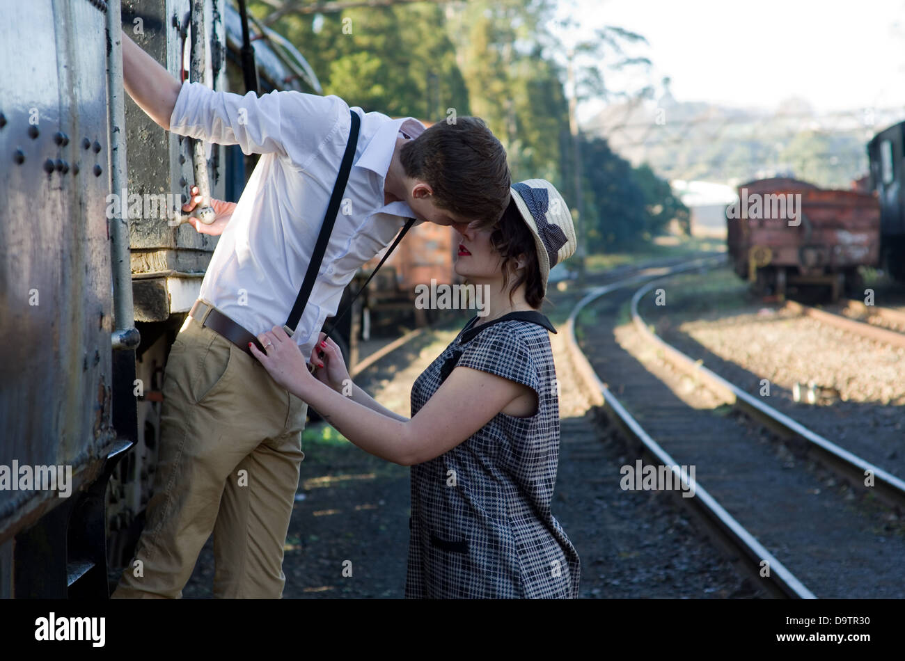 провожают взглядом цепким. пара на вокзале. женщина в поезде. встреча на вокзале. провожают взглядом цепким.