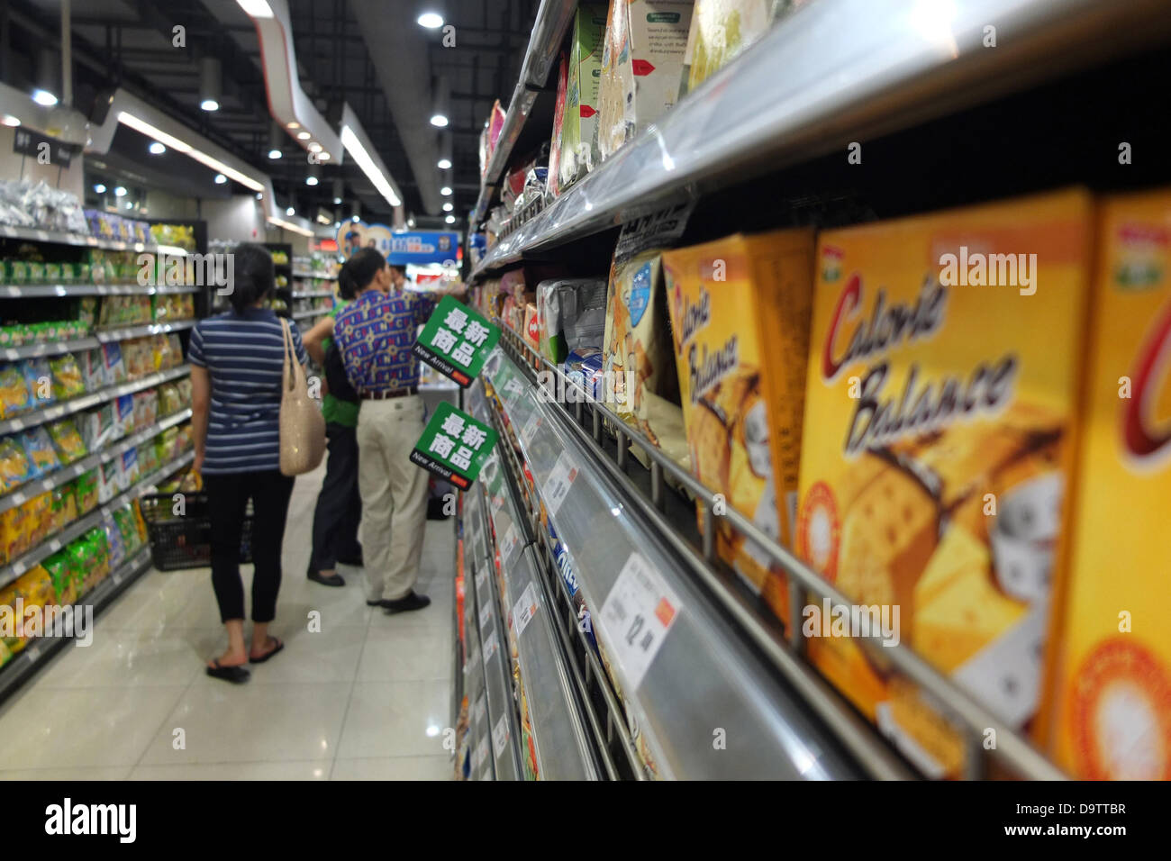 China: People shopping at super market in Shanghai Stock Photo