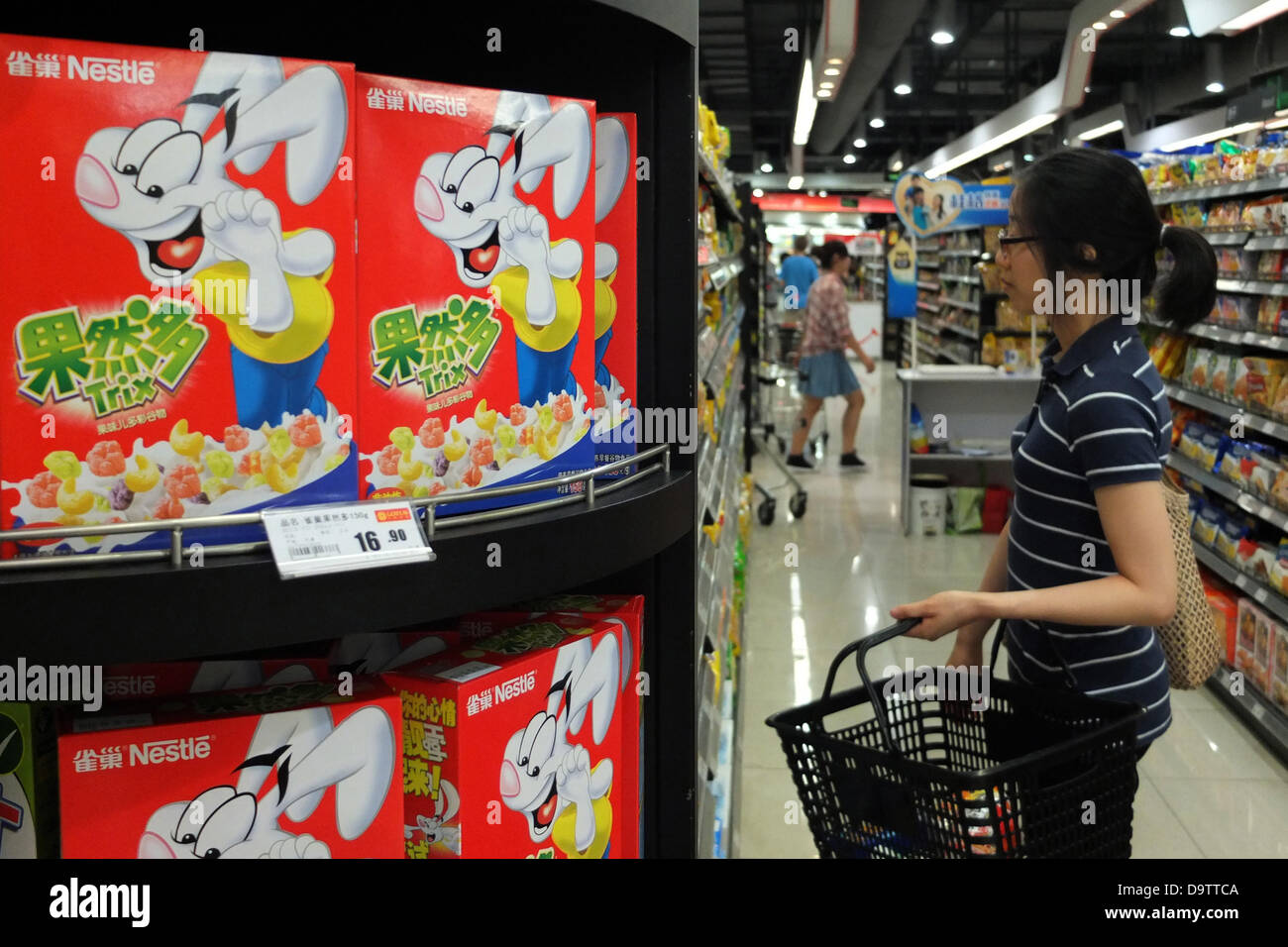 China: Woman buying Trix cerals at super market in Shanghai Stock Photo