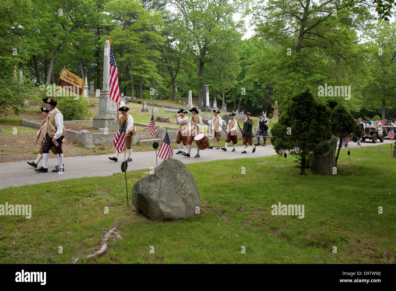 Concord Minutemen Revolutionary reenactors march through cemetery to honor veterans on Memorial Day, 2011, Concord MA Stock Photo