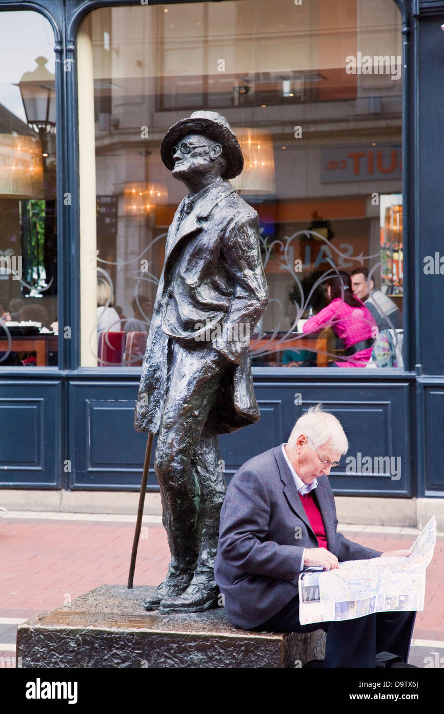 Elderly man suit 70 years old hi-res stock photography and images - Alamy