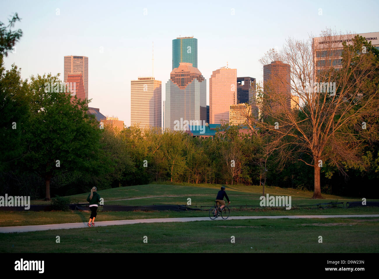 Bikers and runners on the trails of the Buffalo Bayou with the Houston