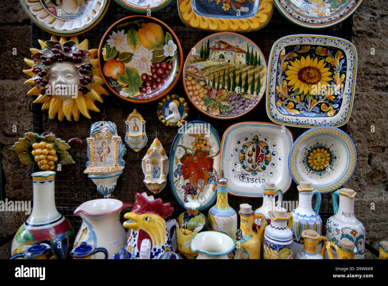 Traditional plates and other products in a Souvenir shop, San Gimignano, Siena, Tuscany, Italy Stock Photo
