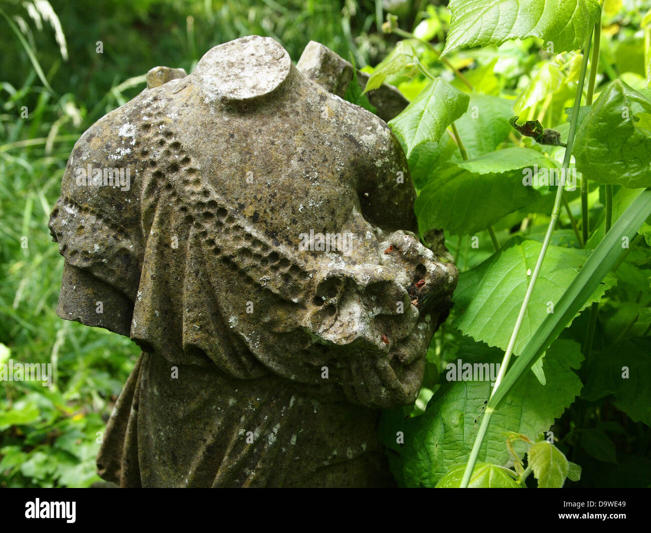 Broken angel statue hires stock photography and images Alamy