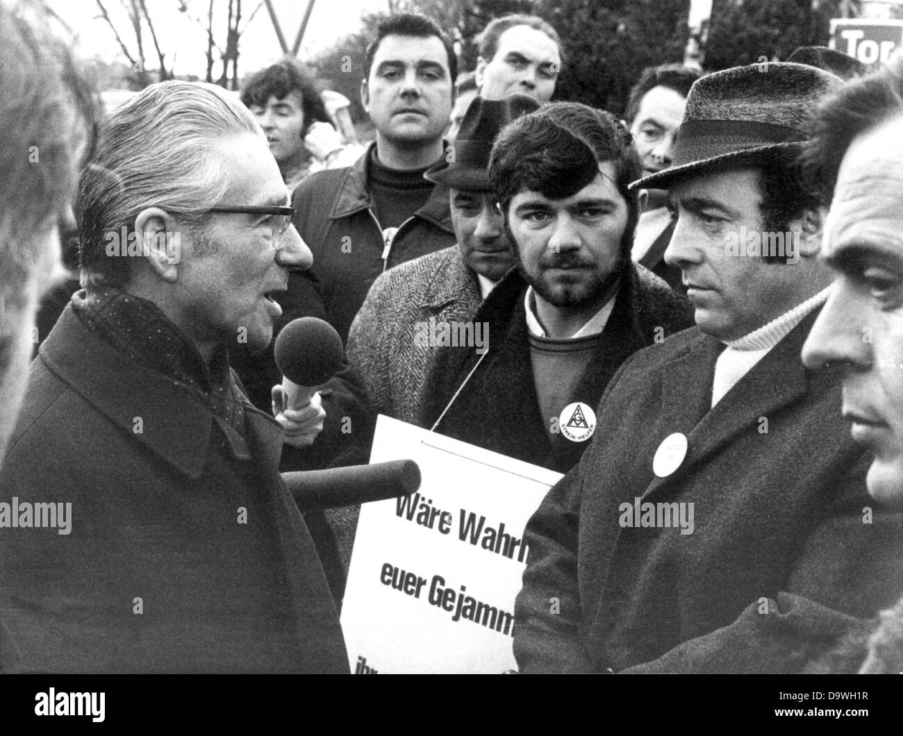 Chairman of the IG Metall Otto Brenner (l) talks to strike posts on the first day of the strike at the Daimler-Benz AG in Sindelfingen on the 22nd of November in 1971. Stock Photo