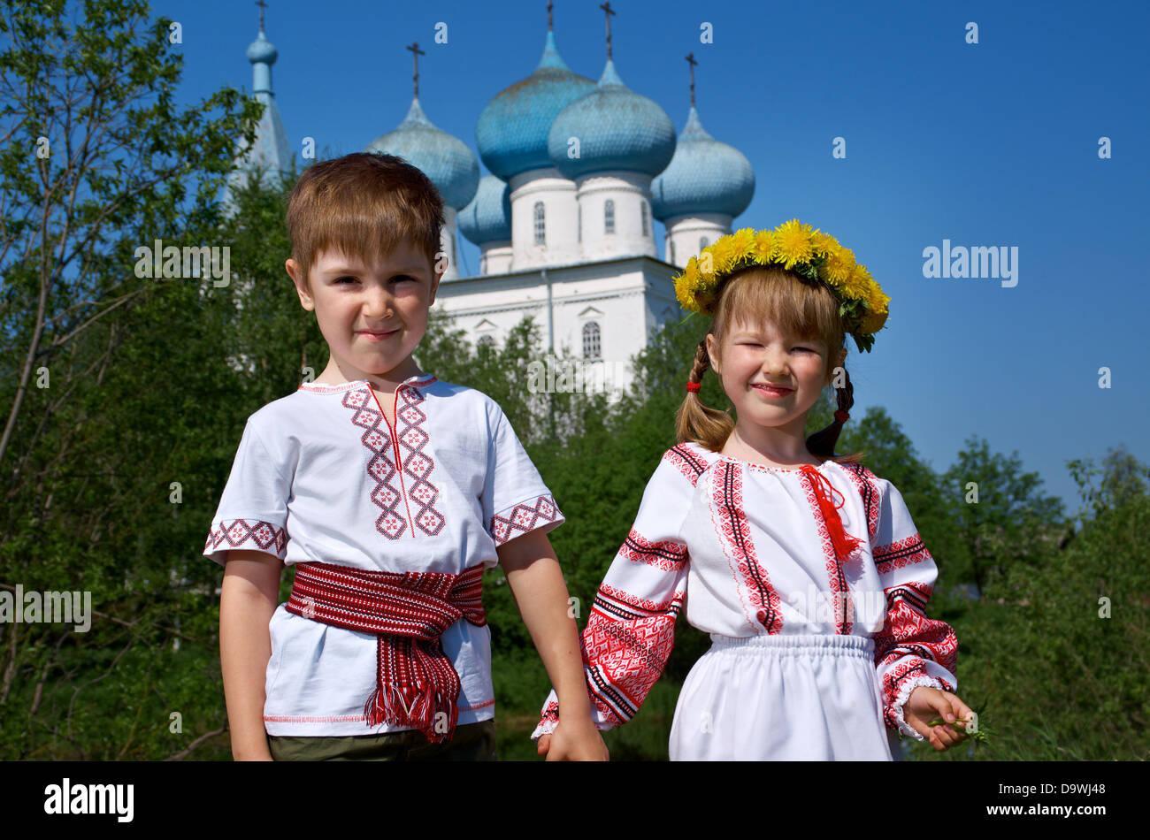 Русский мальчик девушка. Белорусы дети в народных костюмах. Белорусские мальчик и девочка. Маленький белорус. Мальчик в русском народном костюме на фоне природы.