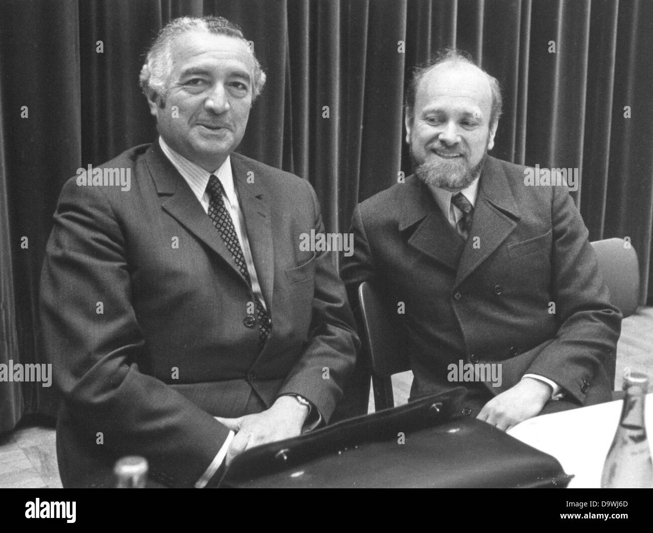 FDP chairman and federal minister Erich Mende together with the American founder of the 'Investstars Overseas Service' Bernard Cornfeld in the Palmengarten in Frankfurt am Main in April 1970. Stock Photo