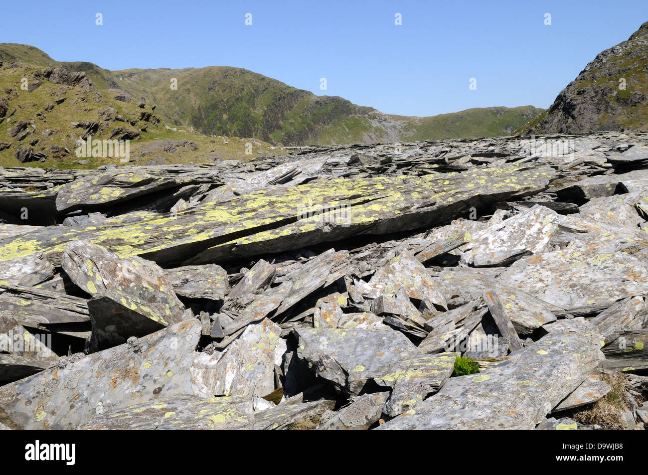 Slate spoil heaps covered with lichen at the disused Rhosydd Slate Mine in a mountain pass between Croesor and Cwmorthin Valleys Stock Photo