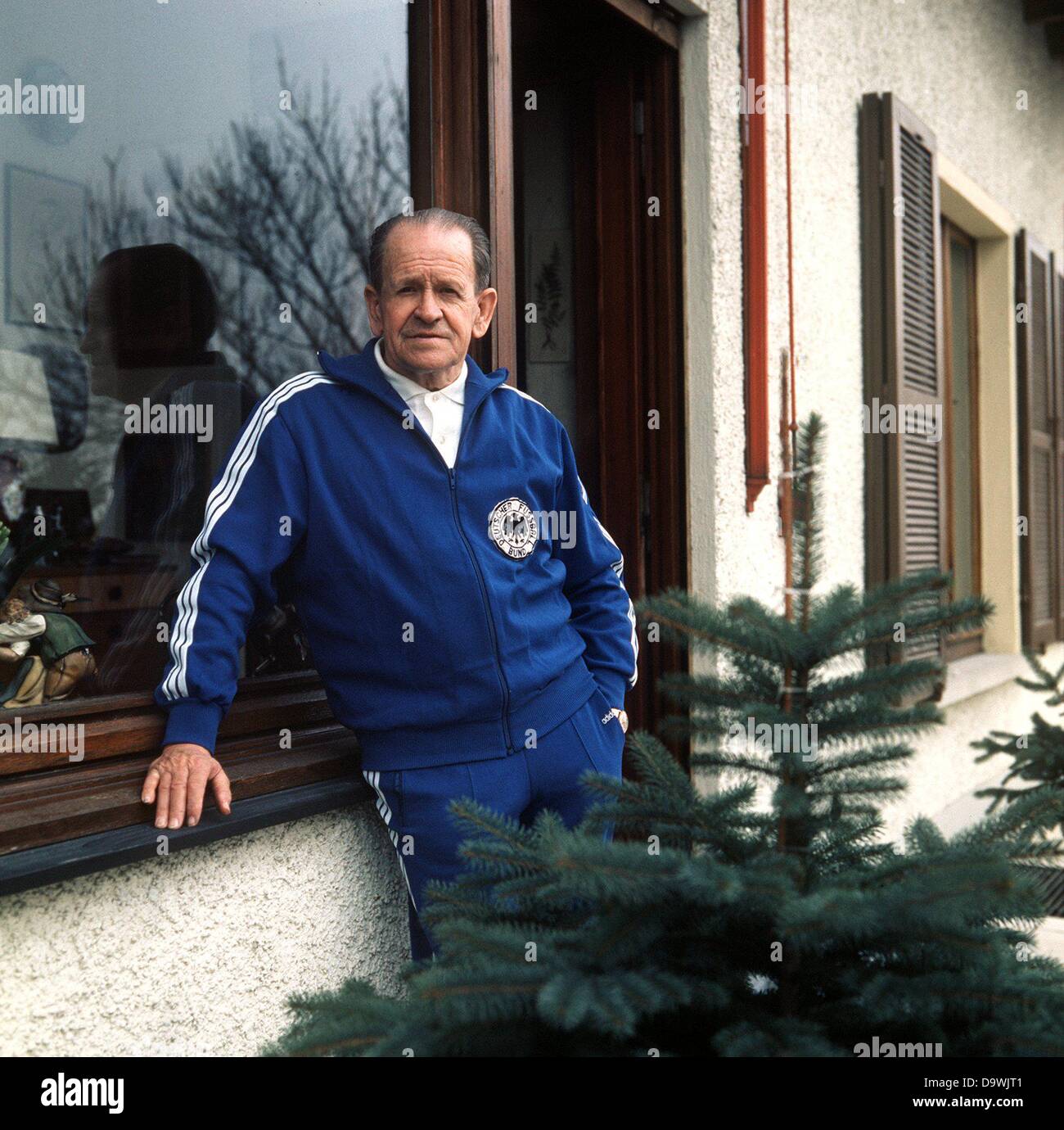 Former coach of the German national team Sepp Herberger in front of his  house on the 28th of March in 1972 Stock Photo - Alamy